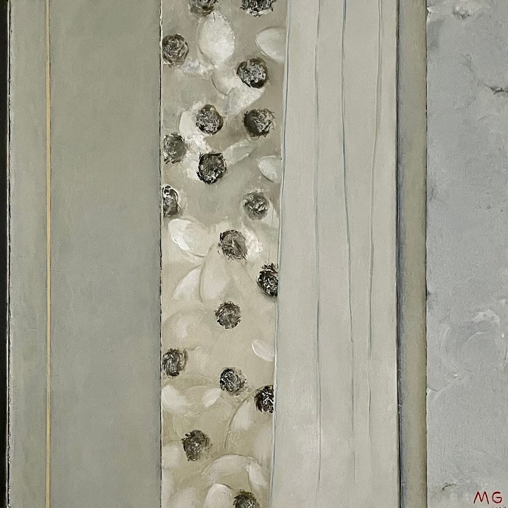 A fleurs noires et a feuilles blanches